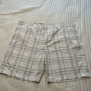 Men’s Izod golf shorts